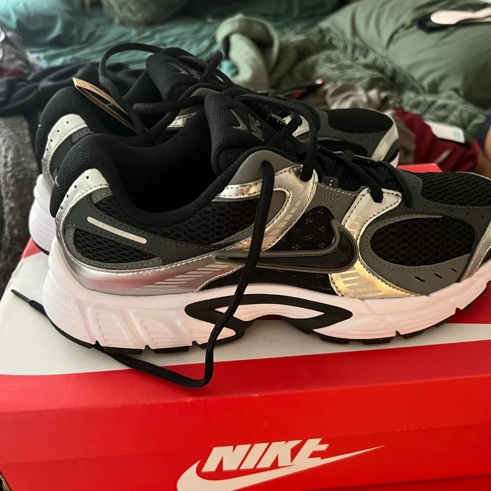 Nike V5 RNR Silver and Black Shoes - Picture 3 of 5